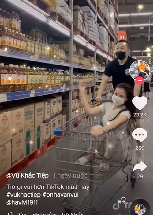 Khắc Tiệp đeo khẩu trang khi ra ngoài.