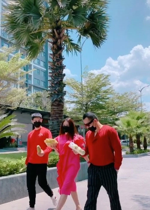 Dù thiệt hại nửa tỷ, Khắc Tiệp vẫn giữ cho mình tinh thần vui vẻ.