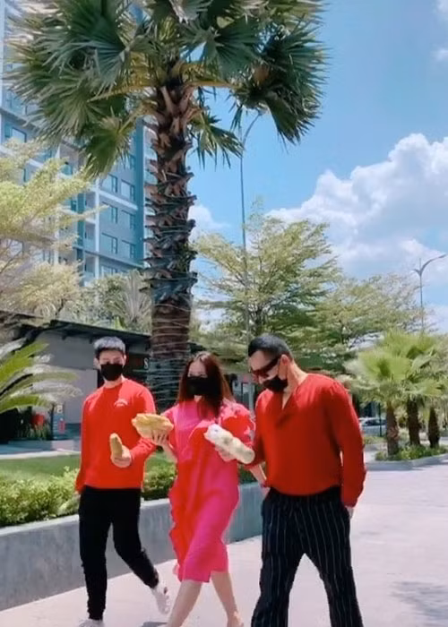 Dù thiệt hại nửa tỷ, Khắc Tiệp vẫn giữ cho mình tinh thần vui vẻ.