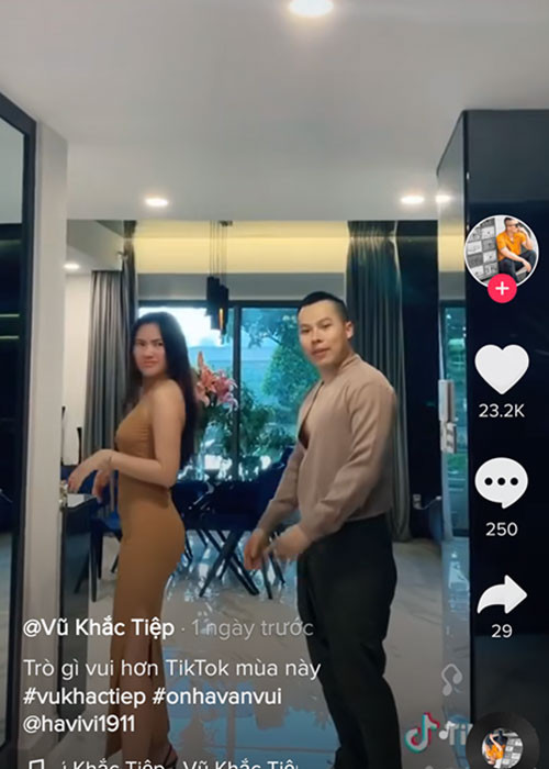 Gần đây, Khắc Tiệp liên tục chia sẻ hình ảnh thân thiết với người mẫu Hà Vi Vi.