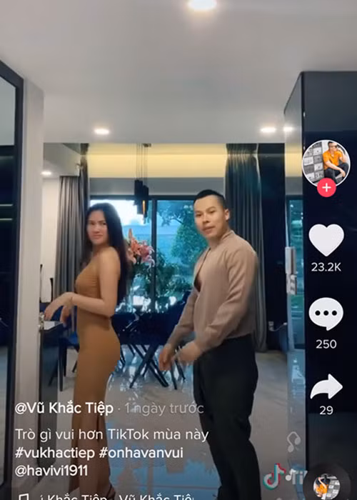 Gần đây, Khắc Tiệp liên tục chia sẻ hình ảnh thân thiết với người mẫu Hà Vi Vi.