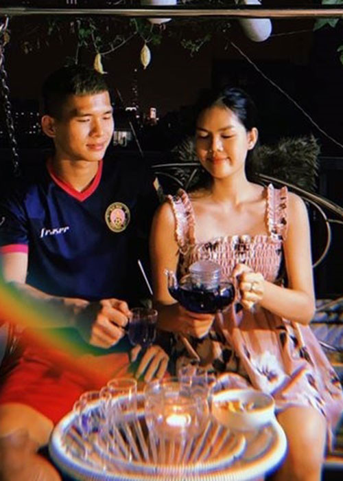 Theo Saostar, kể từ khi quen biết Ngọc Trinh, Lê Thành Phong luôn dành sự quan tâm cho người đẹp. Dù vậy, Ngọc Trinh coi chàng trung vệ như người em, cũng như cảm nhận anh có thể bị “say nắng” nhất thời.