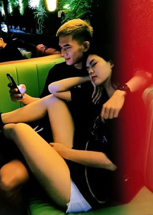 Theo Saostar, một hôm, Lê Thành Phong đi đến tận nhà của Ngọc Trinh với chiếc nhẫn trên tay để tỏ tình, khiến Ngọc Trinh xiêu lòng. Khi được báo chí hỏi, Lê Ngọc Trinh không muốn chia sẻ chuyện tình cảm vì sợ bạn trai bị áp lực, soi mói về đời tư.