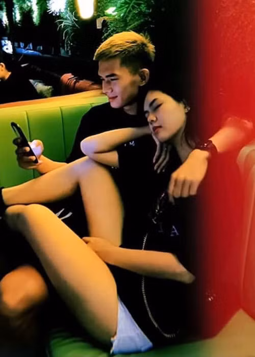 Theo Saostar, một hôm, Lê Thành Phong đi đến tận nhà của Ngọc Trinh với chiếc nhẫn trên tay để tỏ tình, khiến Ngọc Trinh xiêu lòng. Khi được báo chí hỏi, Lê Ngọc Trinh không muốn chia sẻ chuyện tình cảm vì sợ bạn trai bị áp lực, soi mói về đời tư.