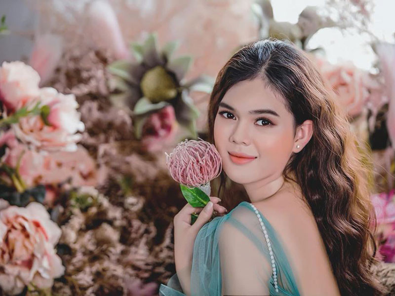 Người đẹp trùng tên với "nữ hoàng nội y" Ngọc Trinh vẫn theo đổi phong cách gợi cảm.