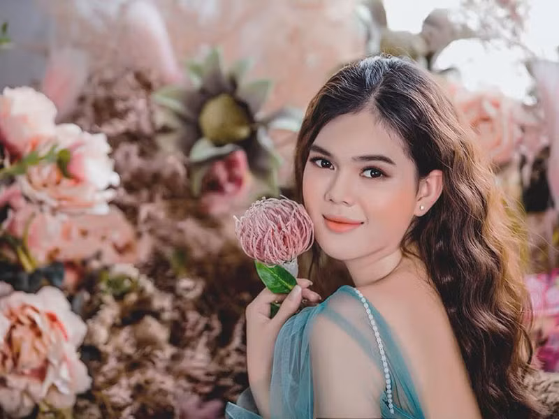 Người đẹp trùng tên với "nữ hoàng nội y" Ngọc Trinh vẫn theo đổi phong cách gợi cảm.