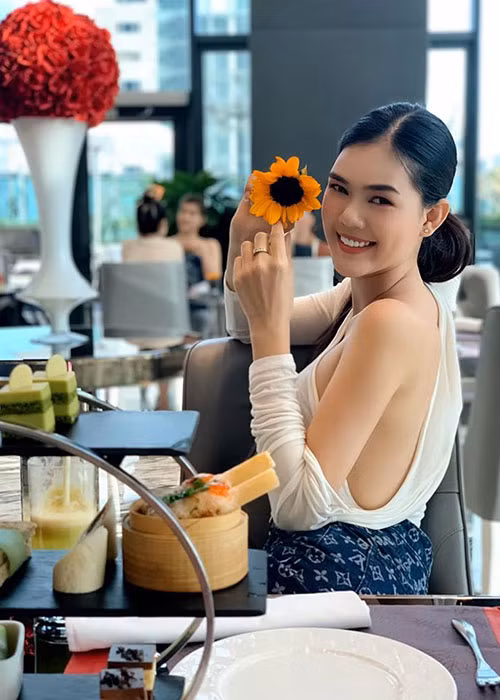 Lê Ngọc Trinh ăn vận quyến rũ ở đời thường lẫn đi sự kiện.