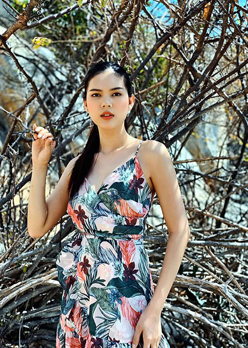 Trong thời gian qua, chân dài gốc Cần Thơ vướng tin đồn hẹn hò chàng trung vệ U21 Việt Nam – Lê Thành Phong.