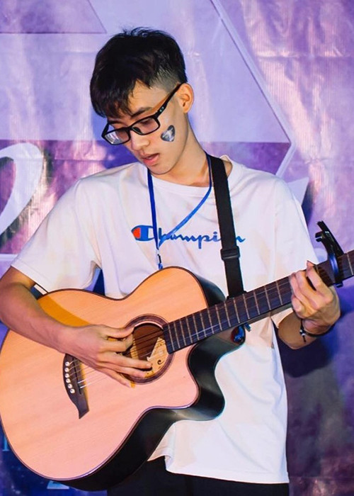 Theo Zing, gia đình Doãn Hiếu làm nông, không có truyền thống nghệ thuật. Tuy nhiên, từ nhỏ, nam sinh được bố dạy đàn bằng kiến thức, kinh nghiệm trong thời gian ông phục vụ trong quân ngũ. Ảnh: FBNV