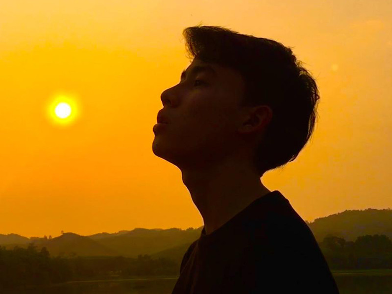 Doãn Hiếu biến tấu một chút phần giai điệu so với bản gốc và viết thêm đoạn kết bài. Ngoài ra, ca khúc được phối trên nền nhạc điện tử, khác với phiên bản rock ballad gốc. Ảnh: FBNV