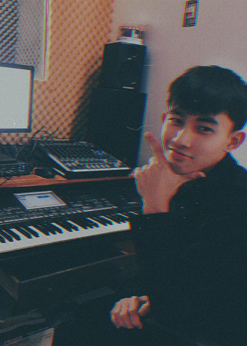 Doãn Hiếu học guitar từ năm lớp 7, mày mò sáng tác từ năm lớp 10. Giọng ca 10X nói anh hiện tại làm nhạc vì đam mê, chưa có định hướng cụ thể. Ảnh: FBNV