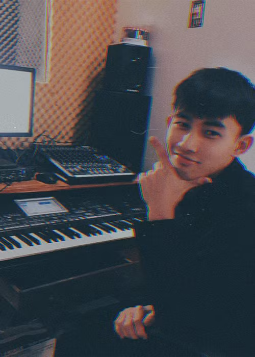 Doãn Hiếu học guitar từ năm lớp 7, mày mò sáng tác từ năm lớp 10. Giọng ca 10X nói anh hiện tại làm nhạc vì đam mê, chưa có định hướng cụ thể. Ảnh: FBNV