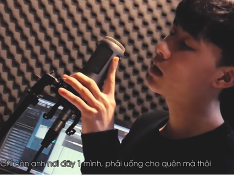 Doãn Hiếu là hiện tượng mạng nên cách hát được cho là bản năng. Nhiều khán giả cho rằng giọng hát của 10X này còn non, thiếu sự từng trải. Ảnh: Lao động