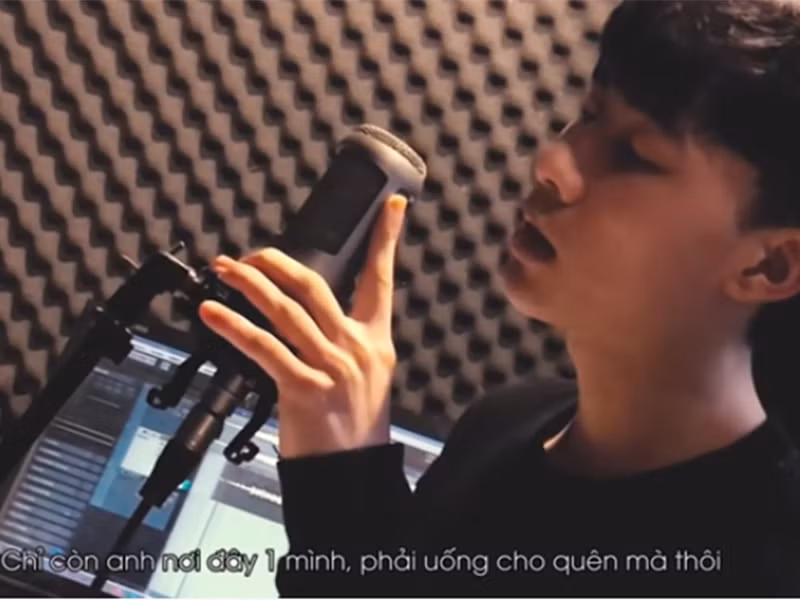 Doãn Hiếu là hiện tượng mạng nên cách hát được cho là bản năng. Nhiều khán giả cho rằng giọng hát của 10X này còn non, thiếu sự từng trải. Ảnh: Lao động