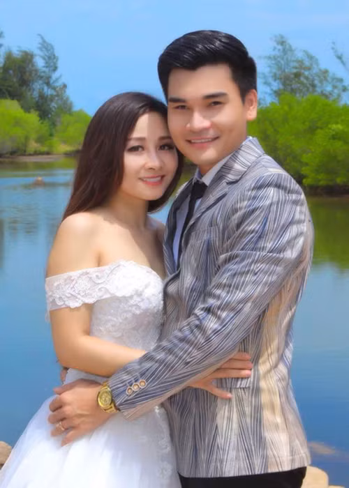 Hiếu Trần và Hồng Hạnh chia sẻ câu chuyện tình yêu hơn 10 năm qua của Hiếu Trần và Lê Duy chỉ là một vở kịch được dựng ra nhằm mục đích lăng xê. Ảnh: Thế giới trẻ