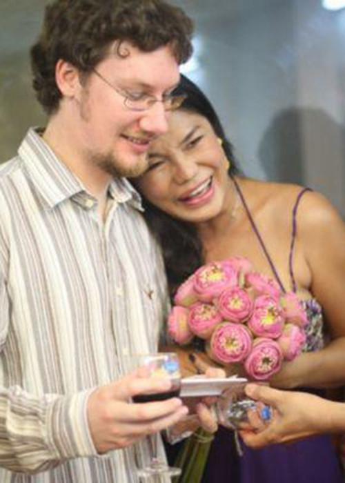 Cindy Thái Tài cũng có đường tình duyên lận đận. Cô từng 3 lần cưới nhưng không giấy kết hôn. Sau đó, Cindy Thái Tài tìm được bến đỗ bình yên bên người chồng thứ 4. Ảnh: Khám phá