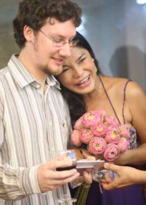 Cindy Thái Tài cũng có đường tình duyên lận đận. Cô từng 3 lần cưới nhưng không giấy kết hôn. Sau đó, Cindy Thái Tài tìm được bến đỗ bình yên bên người chồng thứ 4. Ảnh: Khám phá