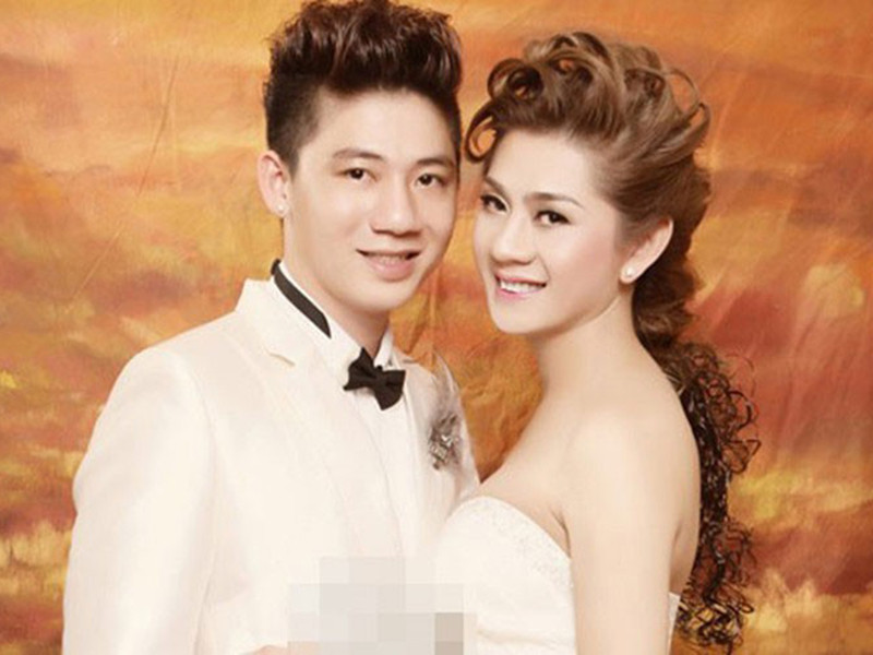 Trước khi gắn bó với Phi Hùng, Lâm Khánh Chi 2 lần cưới hụt. Năm 2013, cô công khai hẹn hò Nguyễn Cường. Đến năm 2014, nữ ca sĩ bất ngờ chia tay bạn trai kém 11 tuổi.