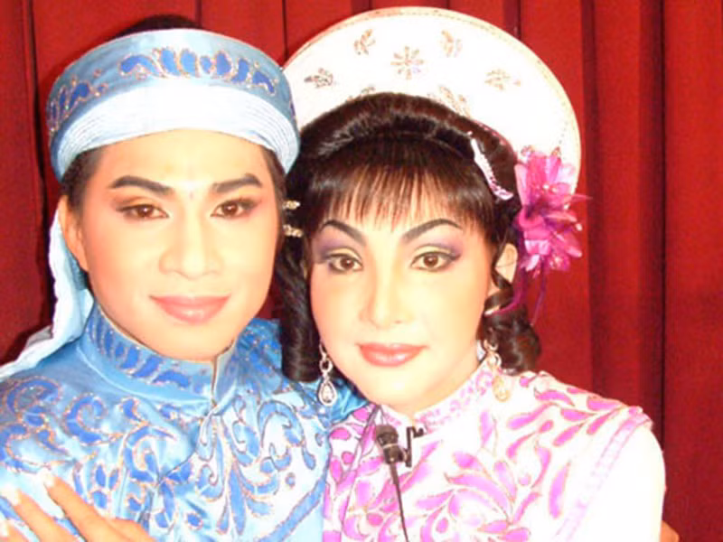 Chuyển giới giống Lâm Khánh Chi, Cát Tuyền gặp và yêu Chinh Nhân. Năm 2008, cặp đôi làm đám cưới. Chinh Nhân sau đó bị mẹ đưa đi Mỹ. Khi Cát Tuyền qua Mỹ tìm chồng, bà lại đưa anh về Việt Nam. Cuối cùng, Cát Tuyền quyết định chia tay. Năm 2009, Cát Tuyền kết hôn lần 2. Tuy nhiên, đến năm 2013, cô quyết định chia tay vì chồng chỉ muốn cô theo kinh doanh. Ảnh: Ngôi sao