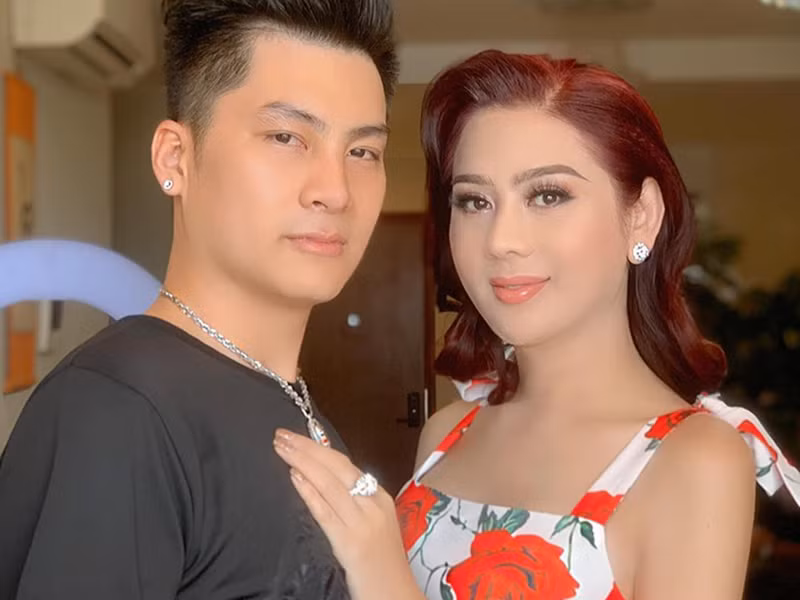 Lâm Khánh Chi được chồng trẻ yêu thương. Ngoài ra, nữ ca sĩ chuyển giới còn có một cậu con trai chào đời nhờ mang thai hộ.