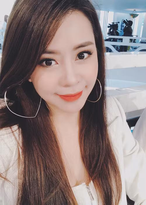 Khi cưới Anh Tài - diễn viên phim "Luật trời", Ngọc Ánh bị nhiều đồng nghiệp trêu ghẹo cưới chạy bầu nhưng nhân vật chính đều từ chối lên tiếng.