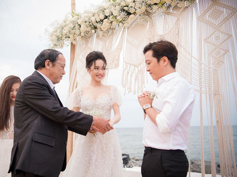 Khoảnh khắc Trường Giang chờ đợi bố của Nhã Phương trao con gái.