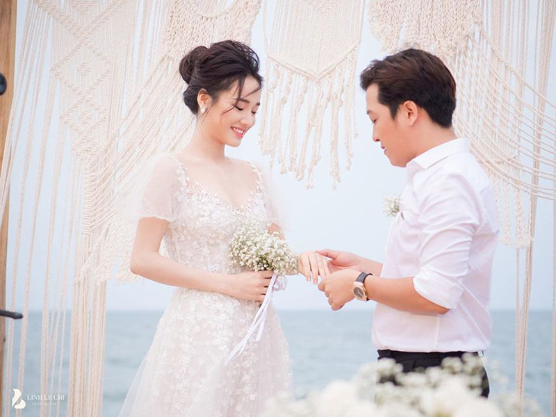 Trường Giang trao nhẫn cưới cho Nhã Phương.