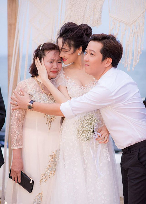 Trong lễ đính hôn, mẹ của Nhã Phương bật khóc và được các con ôm an ủi.