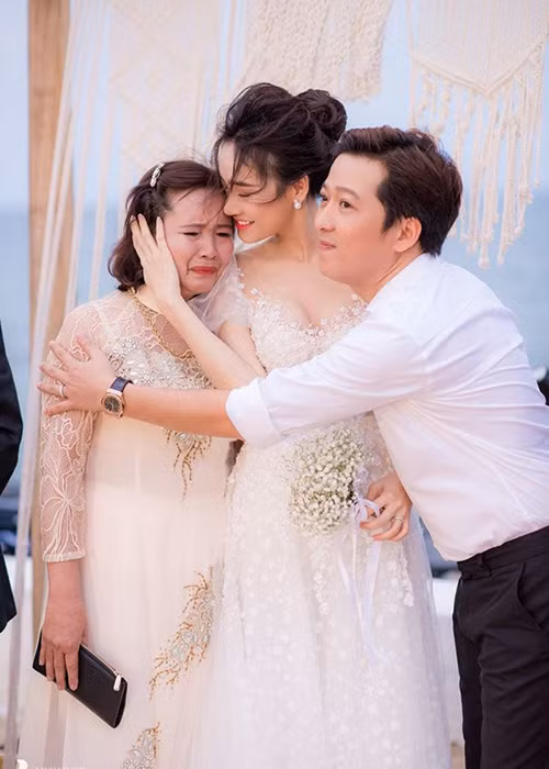 Trong lễ đính hôn, mẹ của Nhã Phương bật khóc và được các con ôm an ủi.