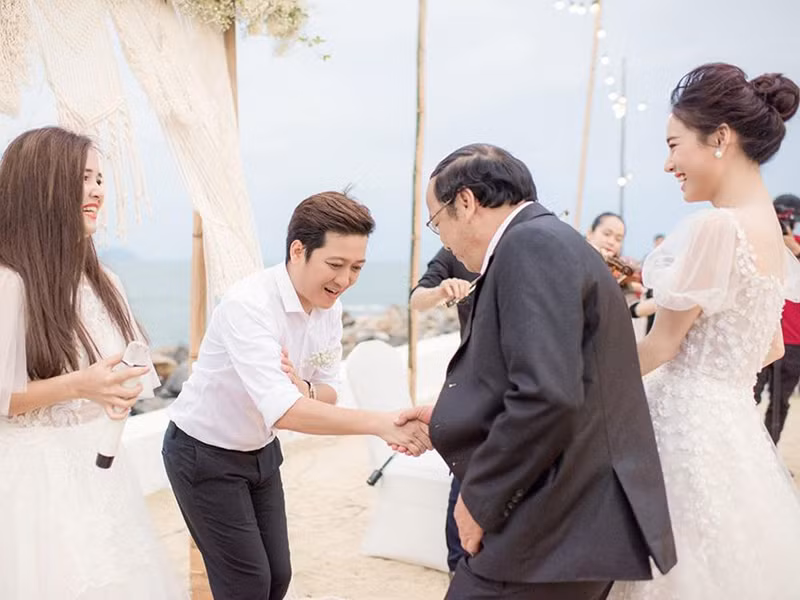 Vợ chồng nam danh hài từng bí mật tổ chức lễ đính hôn để đảm bảo sự riêng tư cho gia đình.