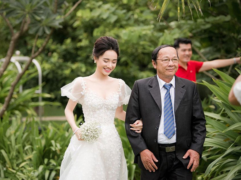 Ngoài hình ảnh con gái của Nhã Phương và Trường Giang, fan còn thích thú khi có thêm loạt ảnh lễ đính hôn năm 2018 của cặp đôi.