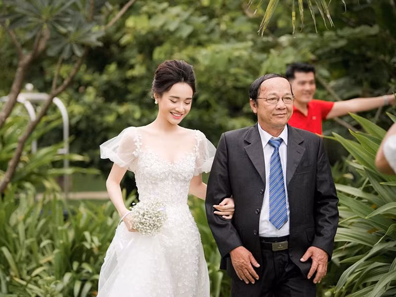 Ngoài hình ảnh con gái của Nhã Phương và Trường Giang, fan còn thích thú khi có thêm loạt ảnh lễ đính hôn năm 2018 của cặp đôi.