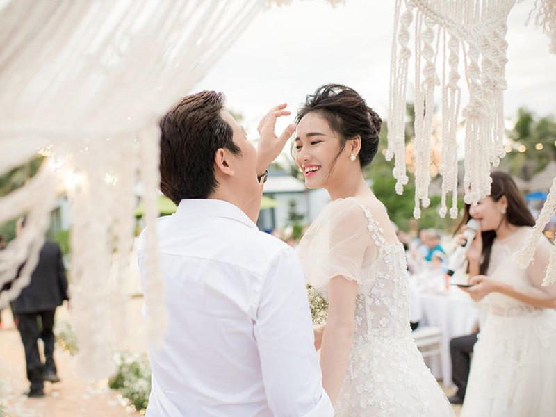 Cặp đôi quấn quýt trong lễ đính hôn.