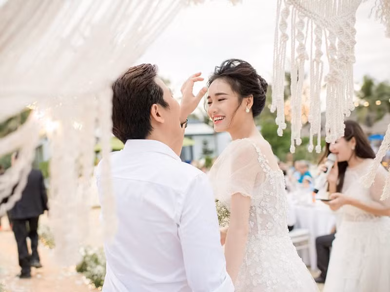 Cặp đôi quấn quýt trong lễ đính hôn.