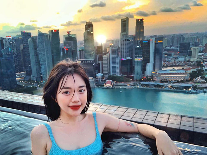 Hot streamer sinh năm 1996 được nhận xét không có chiều cao ấn tượng nhưng bù lại gương mặt xinh đẹp giúp cô ghi điểm.