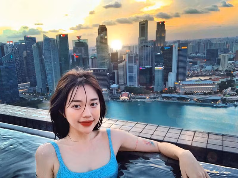 Hot streamer sinh năm 1996 được nhận xét không có chiều cao ấn tượng nhưng bù lại gương mặt xinh đẹp giúp cô ghi điểm.