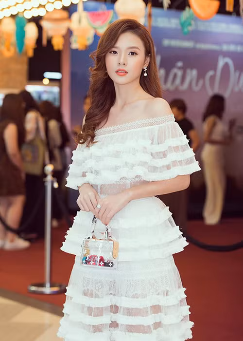 Nhiều năm hoạt động trong showbiz, Midu có những thành công nhất định. Đáng chú ý, hot girl hiện có khối tài sản khủng nhờ kinh doanh mát tay.