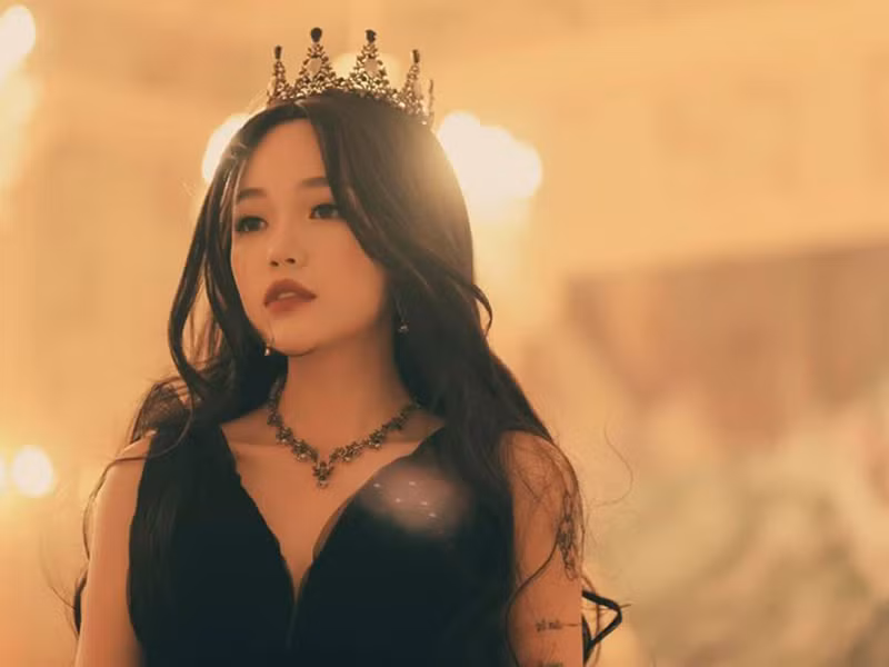 Cô nàng sinh năm 1996 hiện có 1,4 triệu tài khoản theo dõi Fanpage, 1,9 triệu tài khoản theo dõi kênh Youtube.