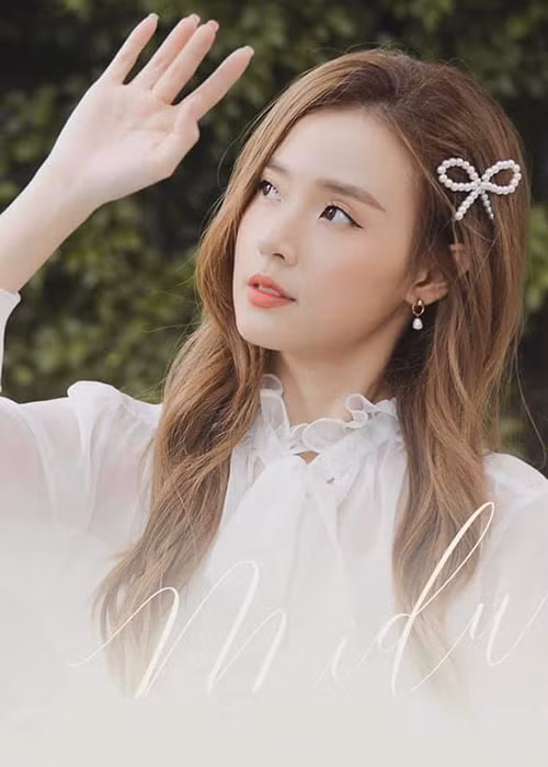 Midu nổi tiếng xinh đẹp. Ở tuổi 31, hot girl trẻ trung, gợi cảm.