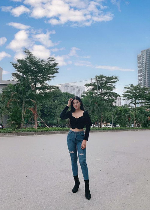 Người đẹp sinh năm 1998 tự nhận là người thân thiện và cởi mở.