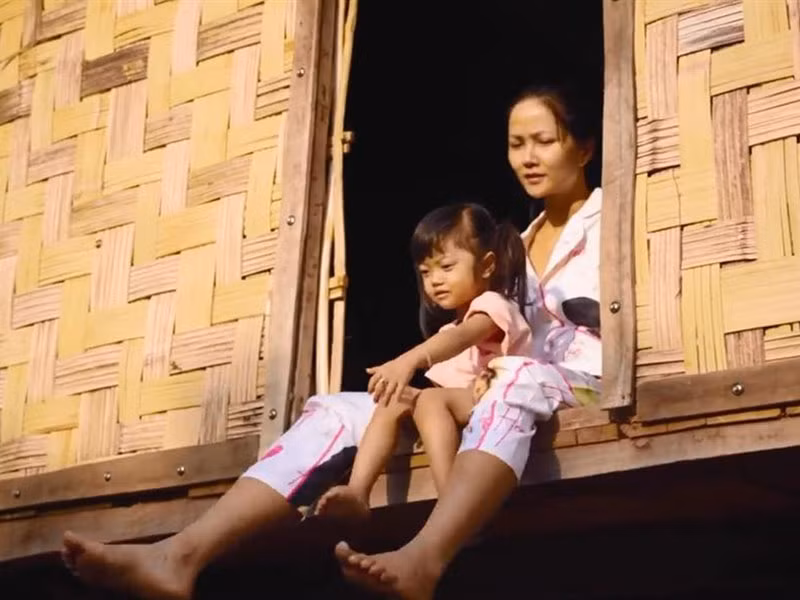 Người đẹp giúp bố mẹ sửa sang lại nhà sàn và xây nhà mới.