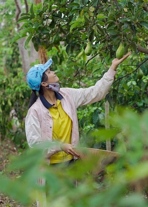 H'hen Niê mặc trang phục giản dị mỗi khi làm việc nhà, đồng áng.