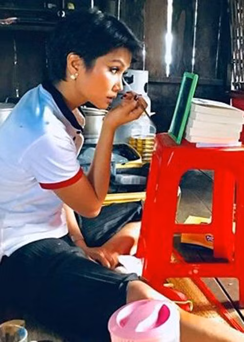 Dù có thu nhập khủng, nàng hoa hậu tiếp tục sống tiết kiệm để tích lũy tiền lo cho bố mẹ.