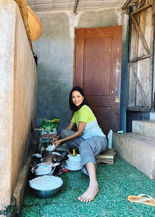 Là hoa hậu, H'hen Niê không ngại công việc nhà. Cô nấu ăn, rửa bát, giặt quần áo bằng tay.