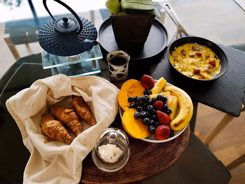 Hồng Nhung tự tay vào bếp nấu ăn cho gia đình.