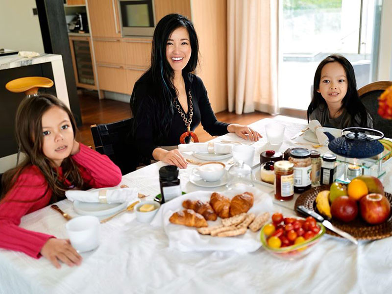 Ngay khi hoàn thiện căn biệt thự ở Hollywood, Los Angeles, California, diva Hồng Nhung và các con đã chuyển tới đây nghỉ dưỡng.