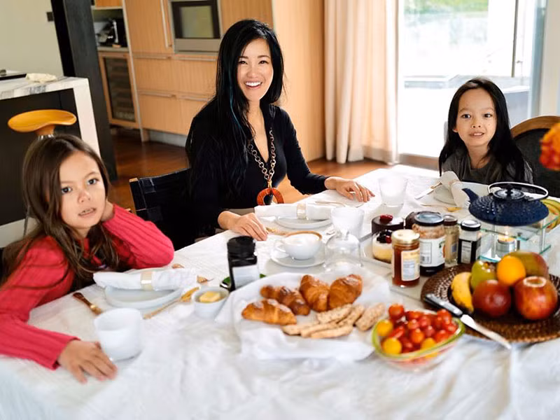 Ngay khi hoàn thiện căn biệt thự ở Hollywood, Los Angeles, California, diva Hồng Nhung và các con đã chuyển tới đây nghỉ dưỡng.