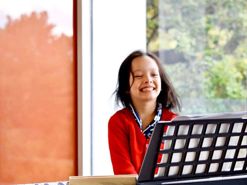 Nữ ca sĩ bị hủy show nên trở thành "bảo mẫu".