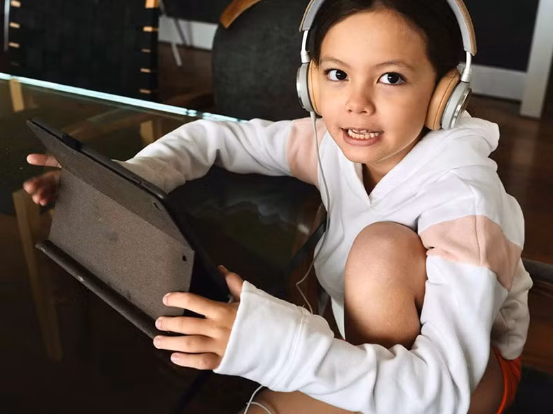 "Cô Bống" khoe bé Tôm và Tép học online khi ở Mỹ.