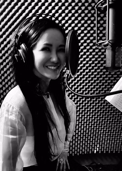 Ở Mỹ, Hồng Nhung viết ca khúc "Quê hương cần nắng" để tri ân đến những người tuyến đầu chống COVID-19.